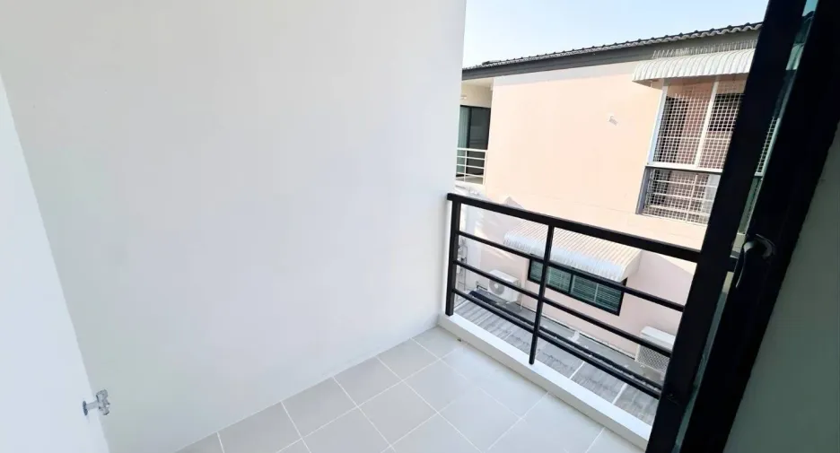 Reihenhaus zum Kauf mit 3 Zimmer in Bang Khen, Bangkok