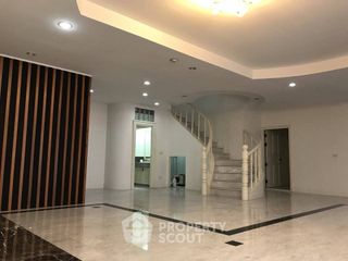 Продажа 3 спальни кондо в Банг Пхлат, Бангкок