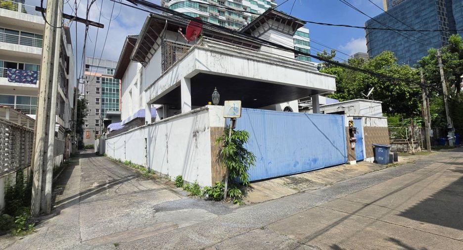 For sale 4 bedrooms house in Watthana, Bangkok