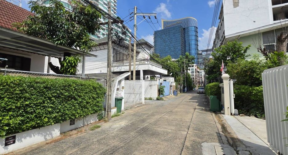 For sale 4 bedrooms house in Watthana, Bangkok