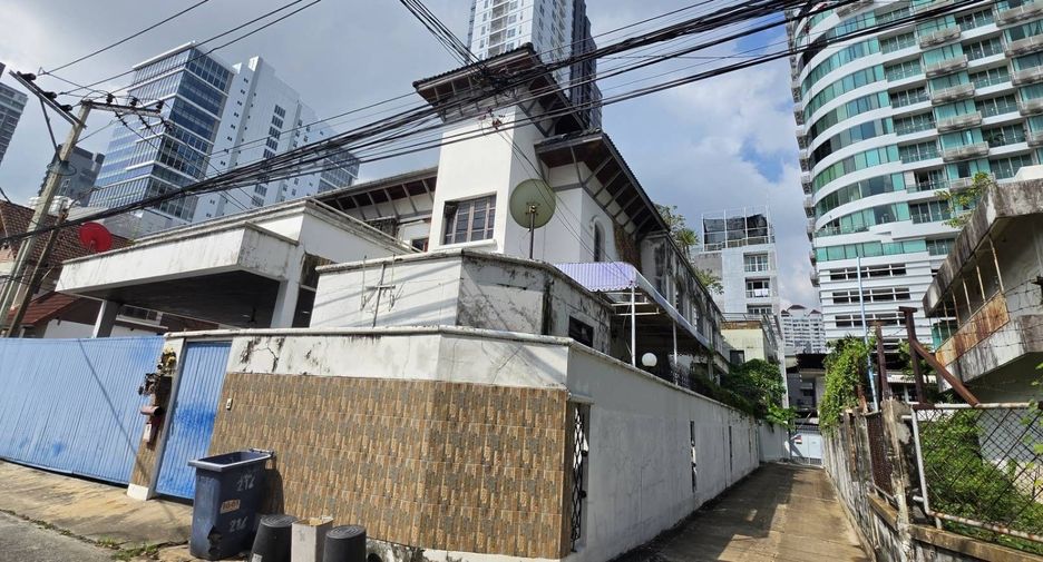 For sale 4 bedrooms house in Watthana, Bangkok