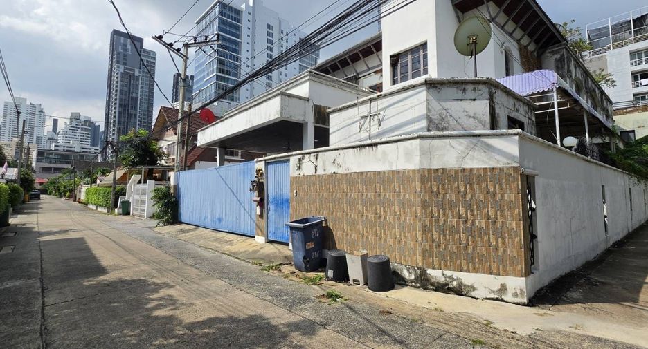 For sale 4 bedrooms house in Watthana, Bangkok