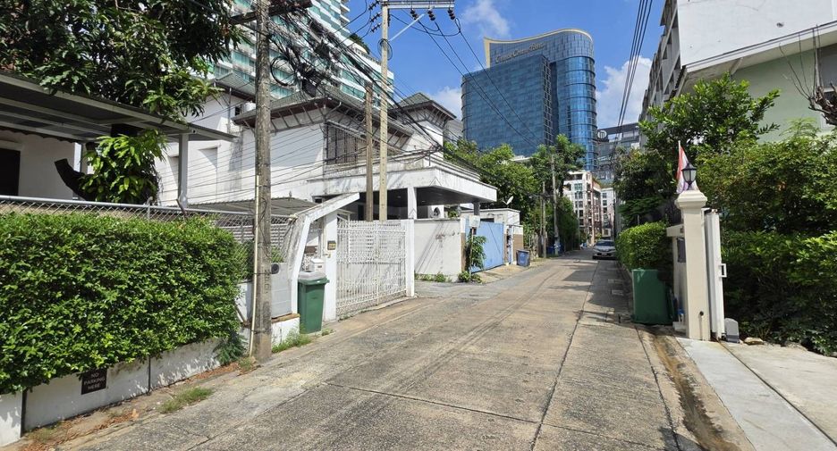 For sale 4 bedrooms house in Watthana, Bangkok