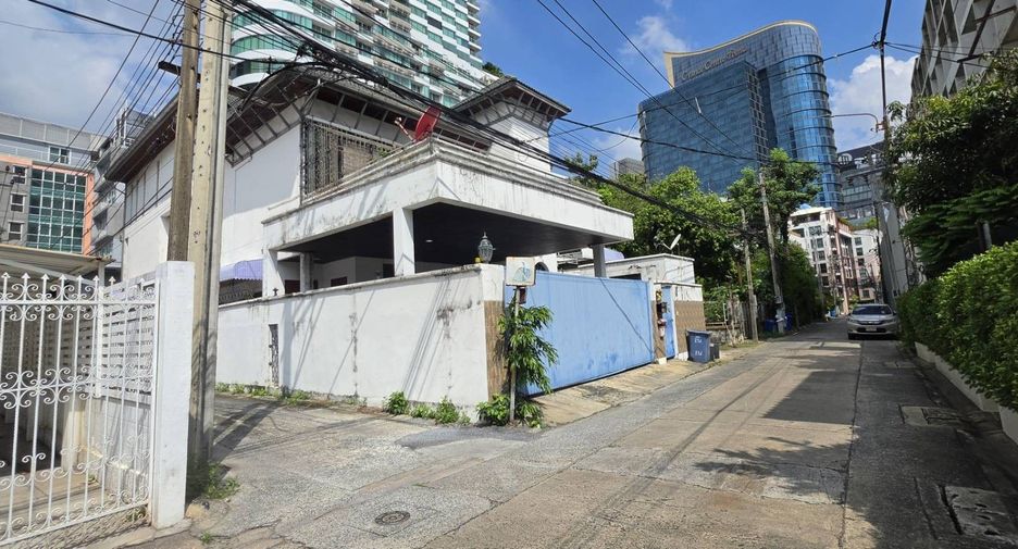 For sale 4 bedrooms house in Watthana, Bangkok