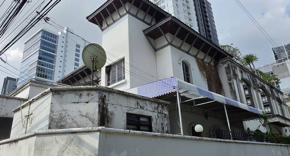 For sale 4 bedrooms house in Watthana, Bangkok