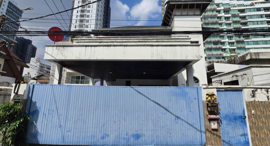 For sale 4 bedrooms house in Watthana, Bangkok