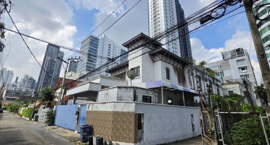 For sale 4 bedrooms house in Watthana, Bangkok