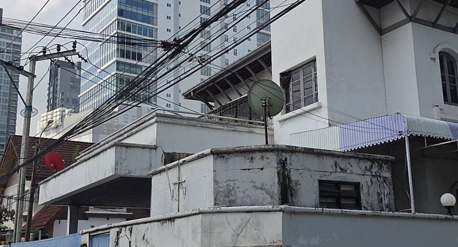 For sale 4 bedrooms house in Watthana, Bangkok