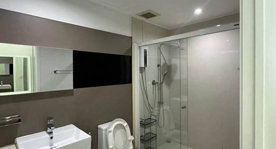 For rent 2 bedrooms condo in Thon Buri, Bangkok