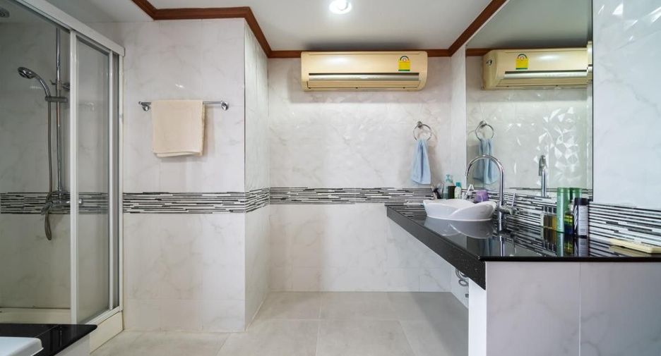 À vendre 3 chambres condo à Watthana, Bangkok