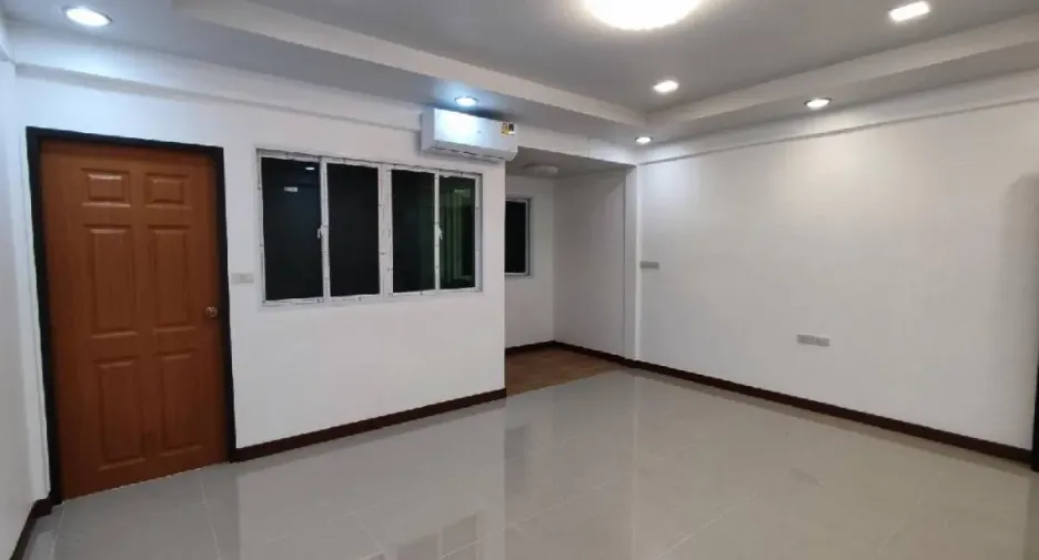 Casa adosada en venta y en alquiler de 2 habitaciones en Bang Na, Bangkok