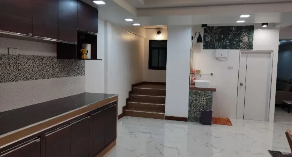 Casa adosada en venta y en alquiler de 2 habitaciones en Bang Na, Bangkok