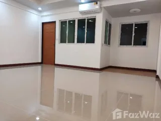 Casa adosada en venta y en alquiler de 2 habitaciones en Bang Na, Bangkok