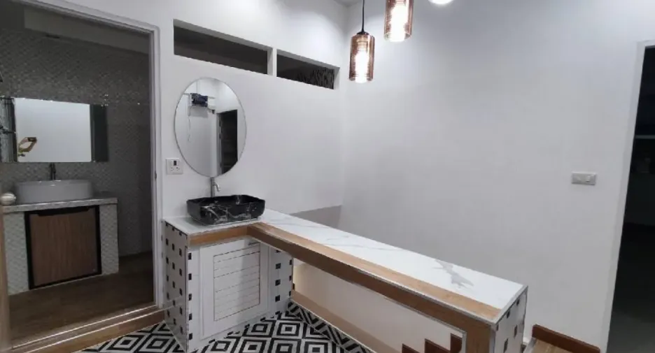 Casa adosada en venta y en alquiler de 2 habitaciones en Bang Na, Bangkok