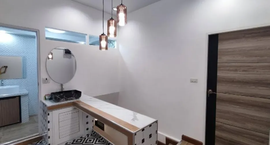 Casa adosada en venta y en alquiler de 2 habitaciones en Bang Na, Bangkok
