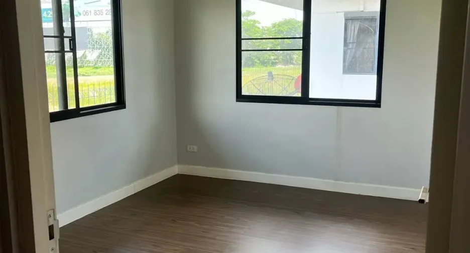 For rent and for sale 3 bedrooms house in Lam Luk Ka, Pathum Thani
