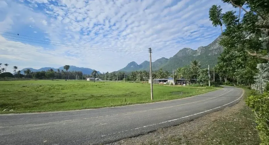 出售 1 卧室 独立屋 在 三百峰, 班武里府