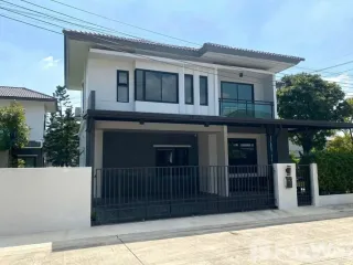 For rent 4 bedrooms house in Khlong Sam Wa, Bangkok