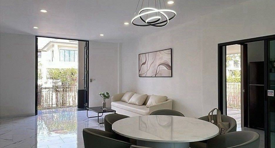 For sale 4 bedrooms townhouse in Mueang Samut Sakhon, Samut Sakhon