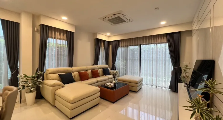À vendre et à louer 4 chambres maison à Saphan Sung, Bangkok