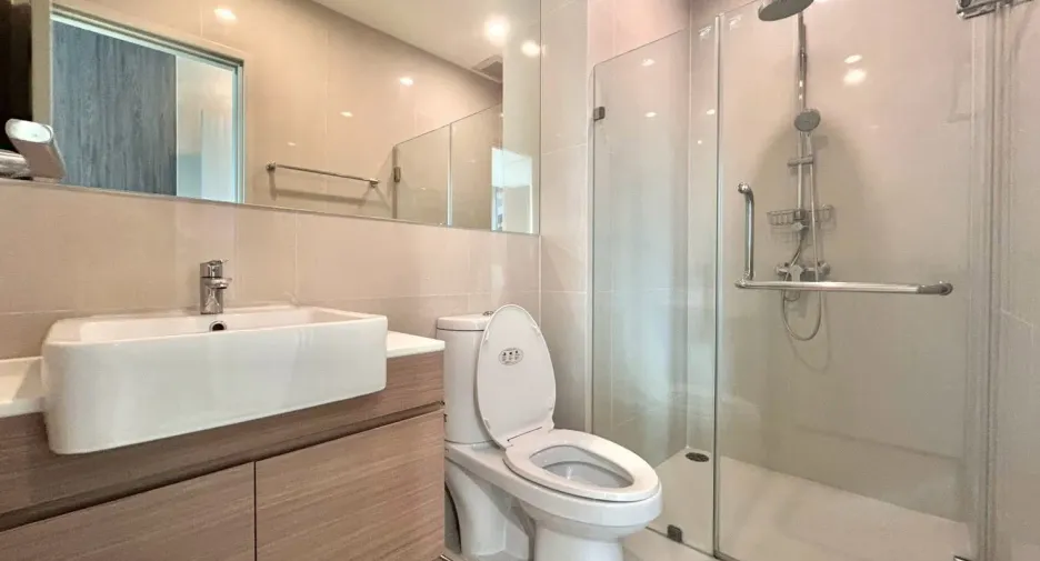 Condo en alquiler de 2 habitaciones en Huai Khwang, Bangkok