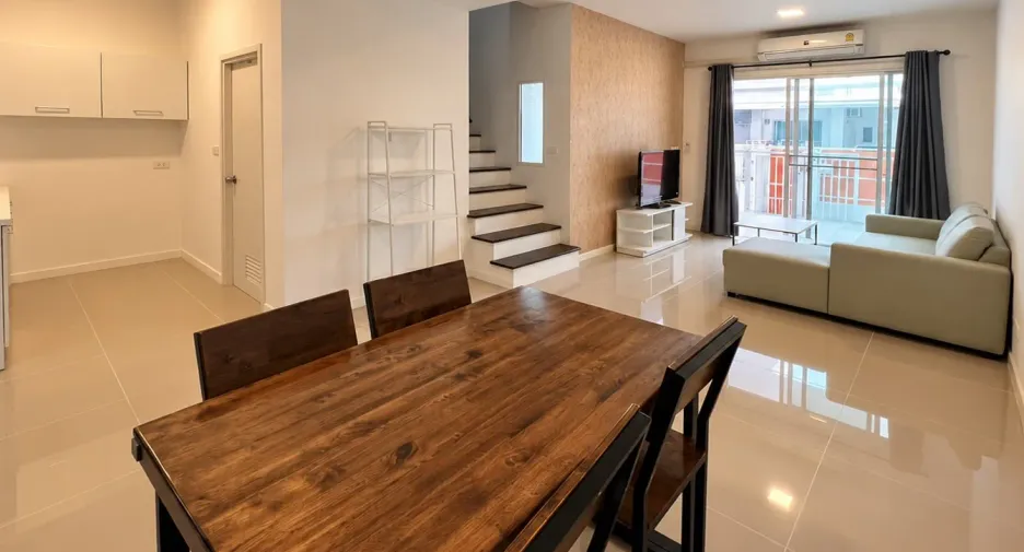 Casa adosada en alquiler de 3 habitaciones en Mueang Chiang Mai, Chiang Mai
