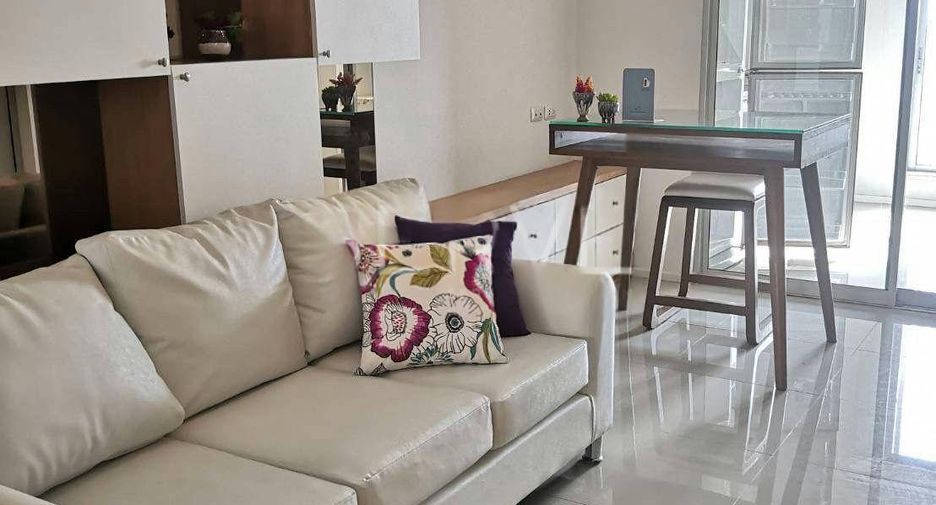 For rent 2 bedrooms condo in Huai Khwang, Bangkok