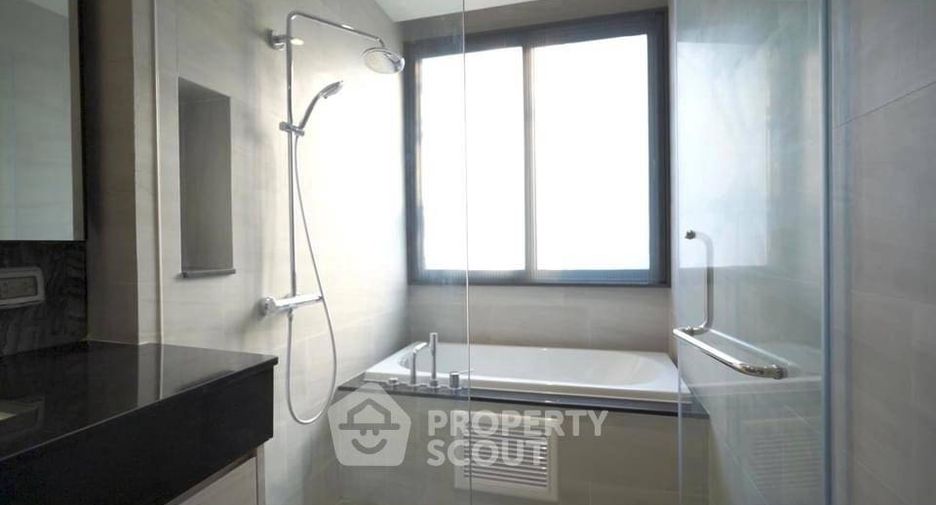 For rent 4 bedrooms house in Yan Nawa, Bangkok