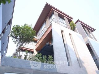 For rent 4 bedrooms house in Yan Nawa, Bangkok
