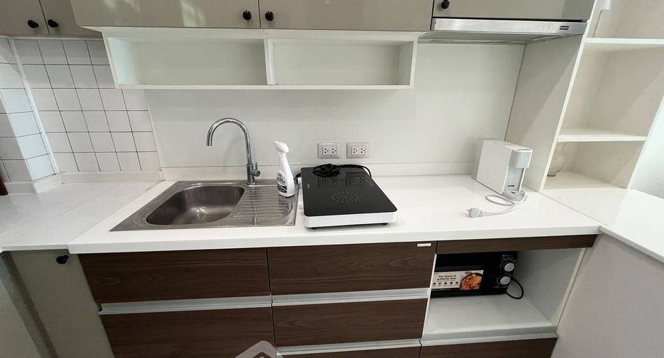 Wohnung zur Miete mit 1 Zimmer in Bang Rak, Bangkok