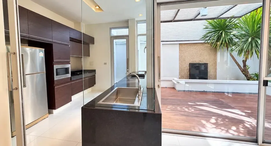 For rent 4 bedrooms townhouse in Chatuchak, Bangkok