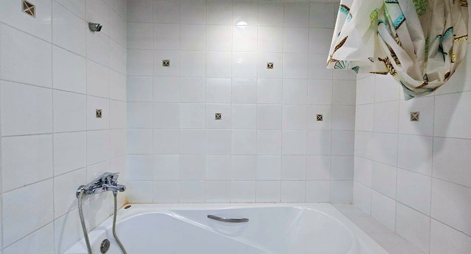 For rent 3 bedrooms condo in Khlong Toei, Bangkok