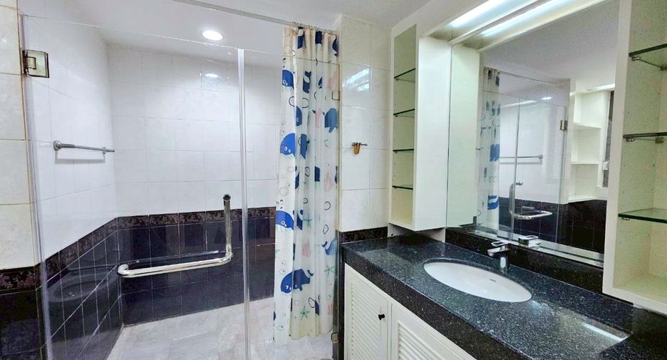 For rent 3 bedrooms condo in Khlong Toei, Bangkok