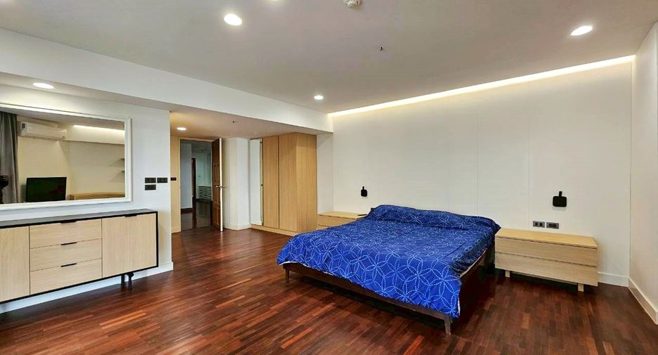 For rent 3 bedrooms condo in Khlong Toei, Bangkok