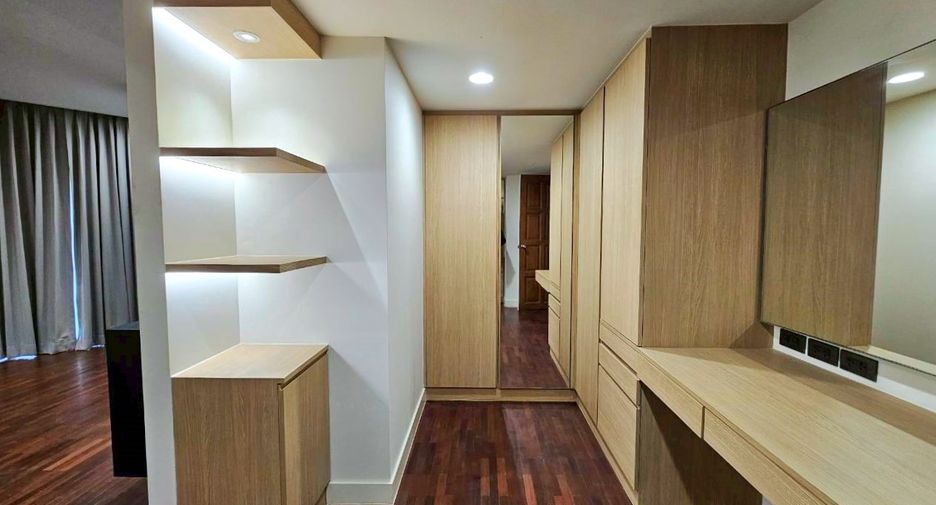 For rent 3 bedrooms condo in Khlong Toei, Bangkok