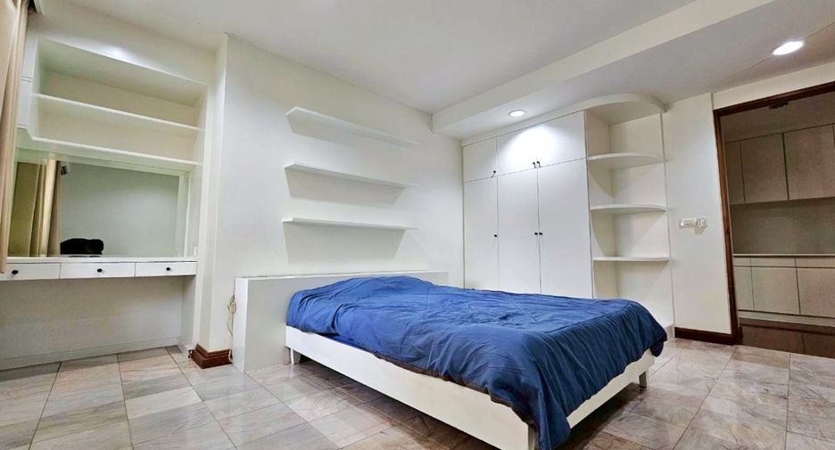 For rent 3 bedrooms condo in Khlong Toei, Bangkok