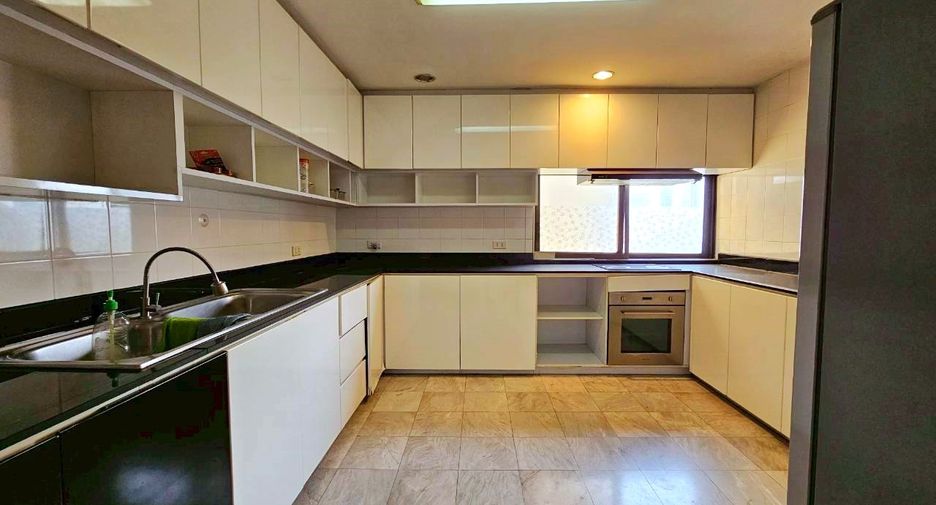 For rent 3 bedrooms condo in Khlong Toei, Bangkok