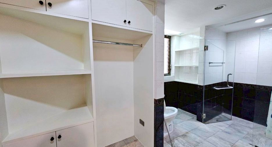 For rent 3 bedrooms condo in Khlong Toei, Bangkok