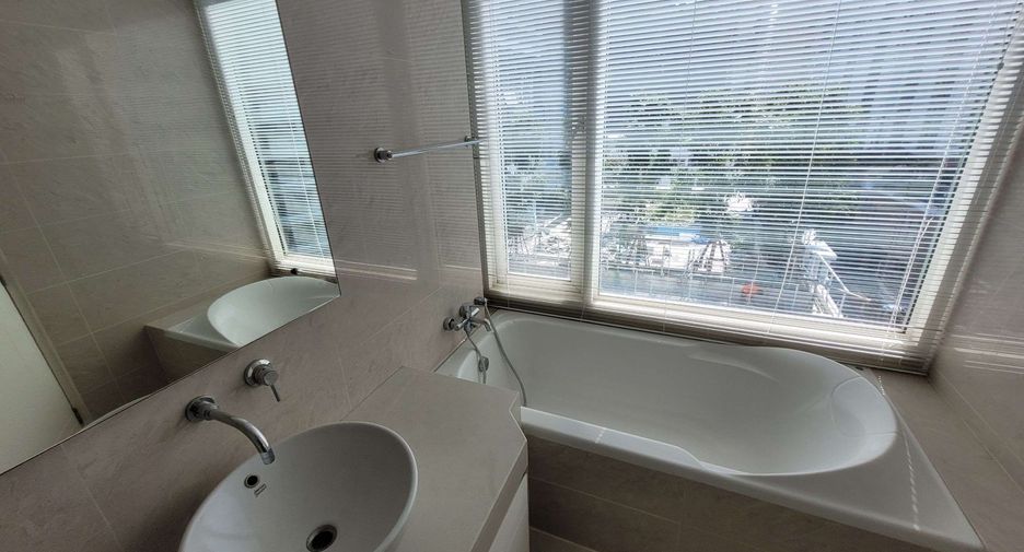 For rent 3 bedrooms condo in Khlong Toei, Bangkok