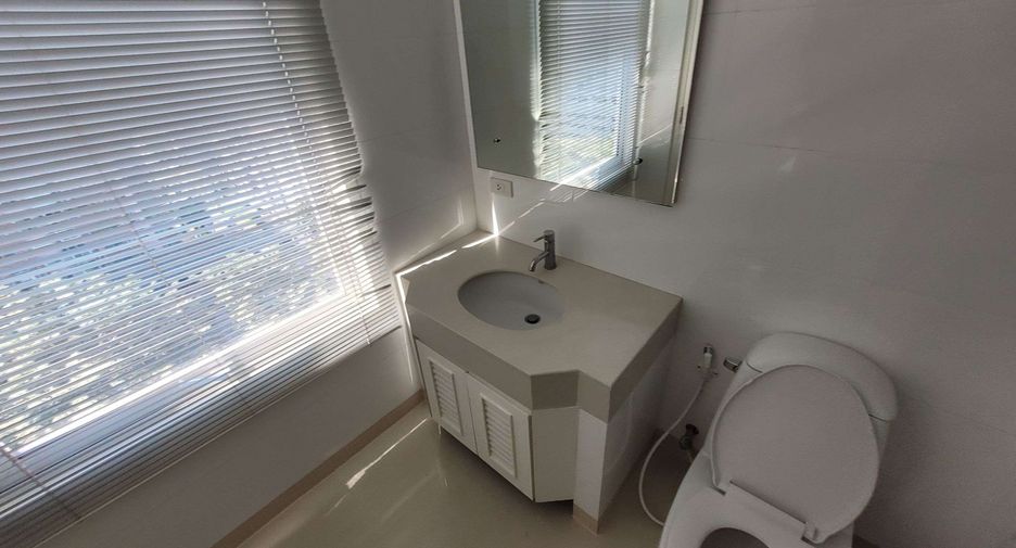 For rent 3 bedrooms condo in Khlong Toei, Bangkok
