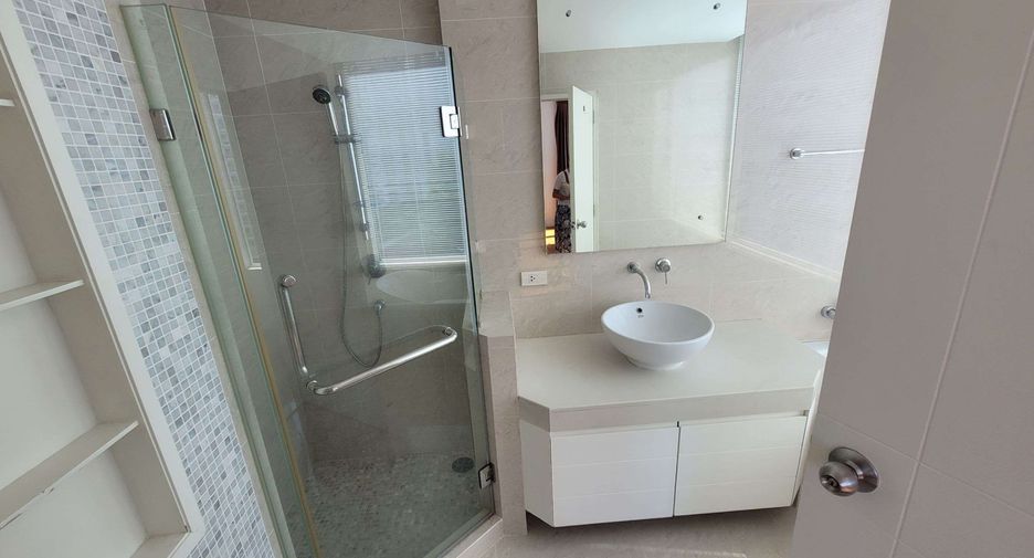 For rent 3 bedrooms condo in Khlong Toei, Bangkok