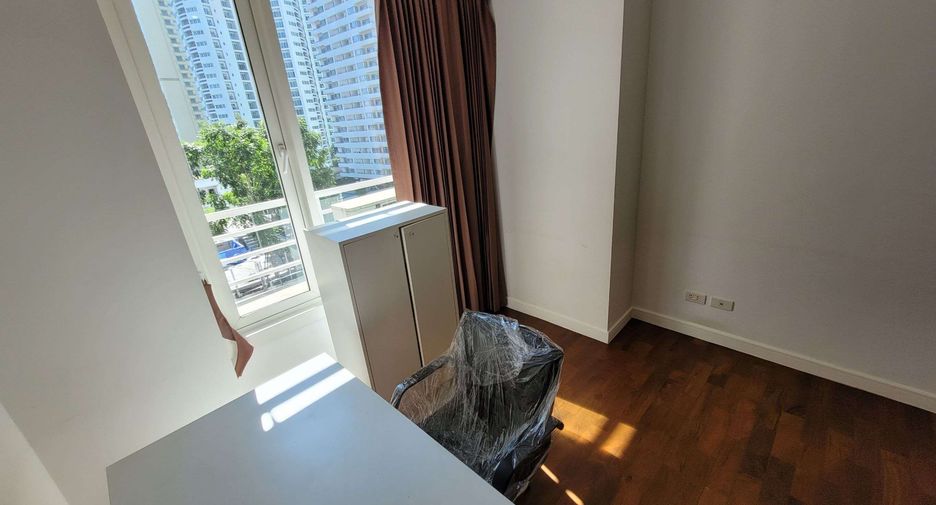 For rent 3 bedrooms condo in Khlong Toei, Bangkok