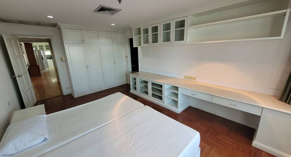 For rent 3 bedrooms condo in Khlong Toei, Bangkok