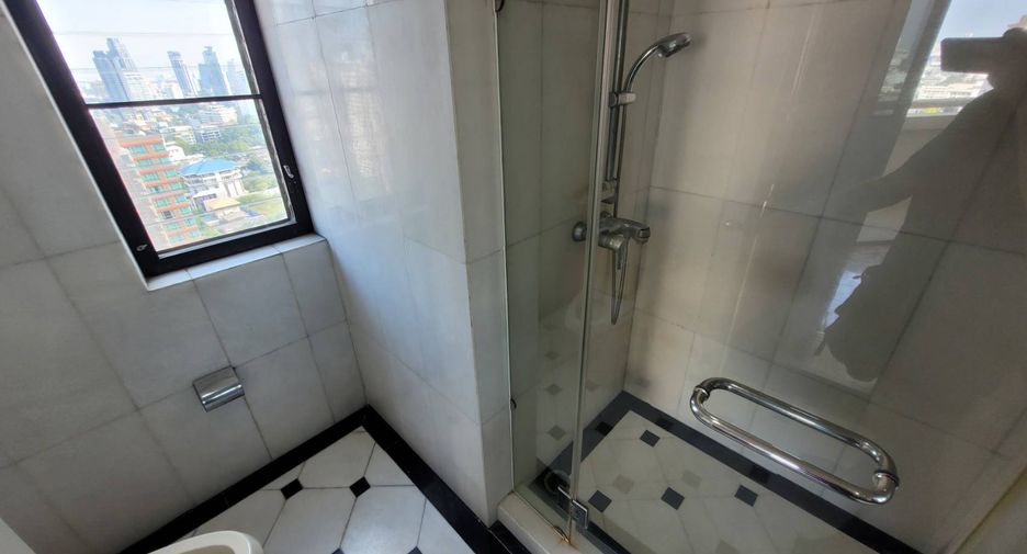 For rent 3 bedrooms condo in Khlong Toei, Bangkok