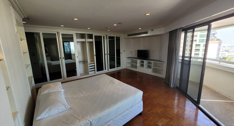 For rent 3 bedrooms condo in Khlong Toei, Bangkok
