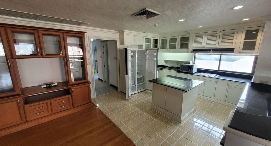 For rent 3 bedrooms condo in Khlong Toei, Bangkok