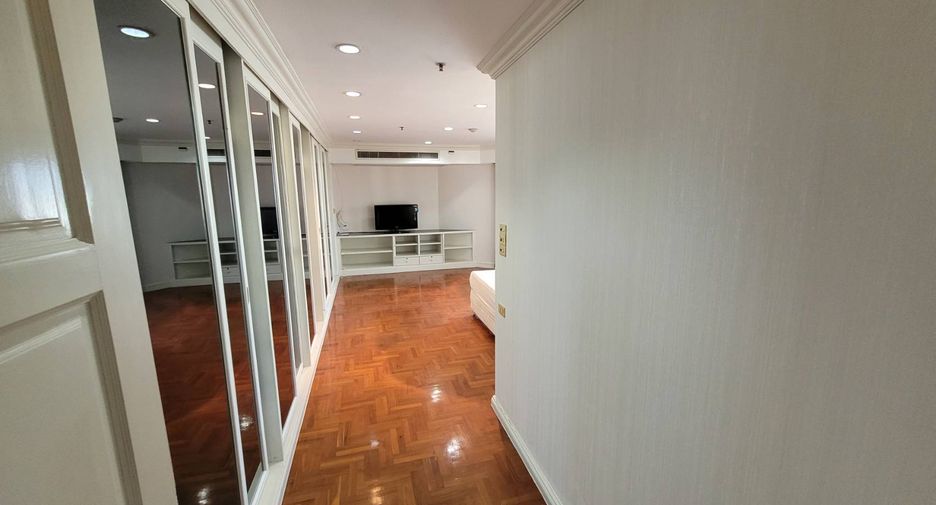 For rent 3 bedrooms condo in Khlong Toei, Bangkok