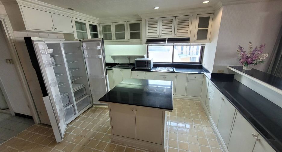 For rent 3 bedrooms condo in Khlong Toei, Bangkok