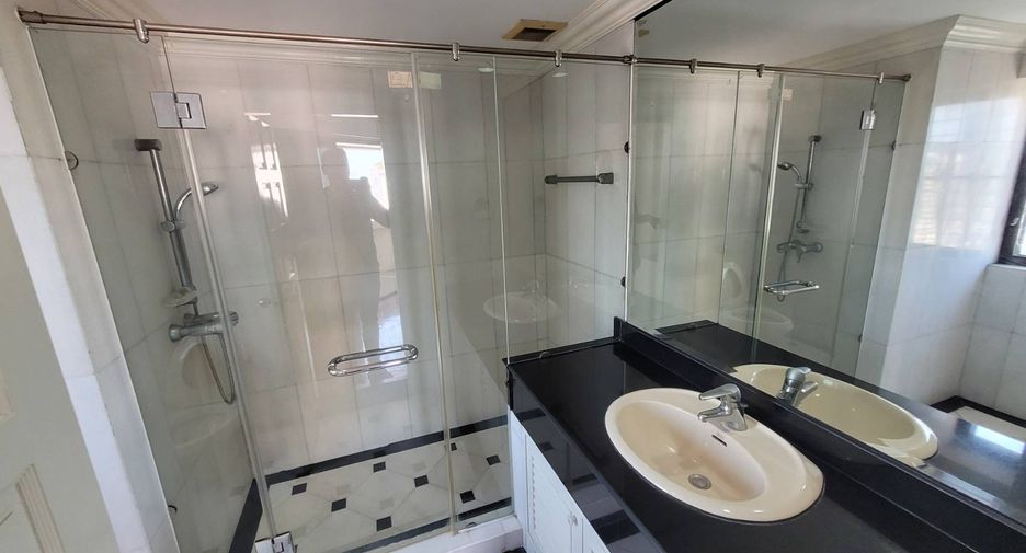 For rent 3 bedrooms condo in Khlong Toei, Bangkok