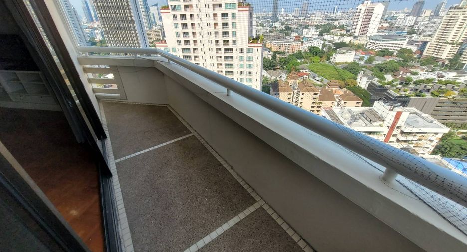 For rent 3 bedrooms condo in Khlong Toei, Bangkok